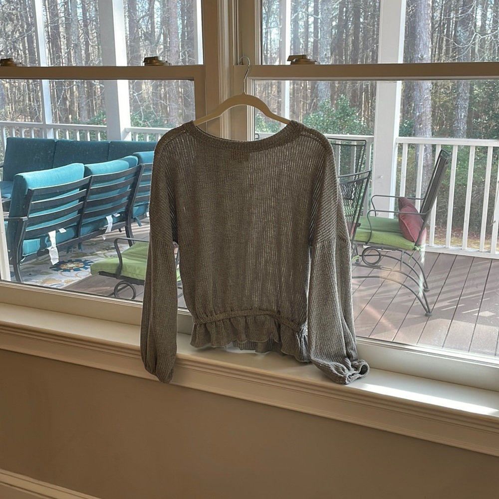 Cute grey blouse/long sleeve shirt